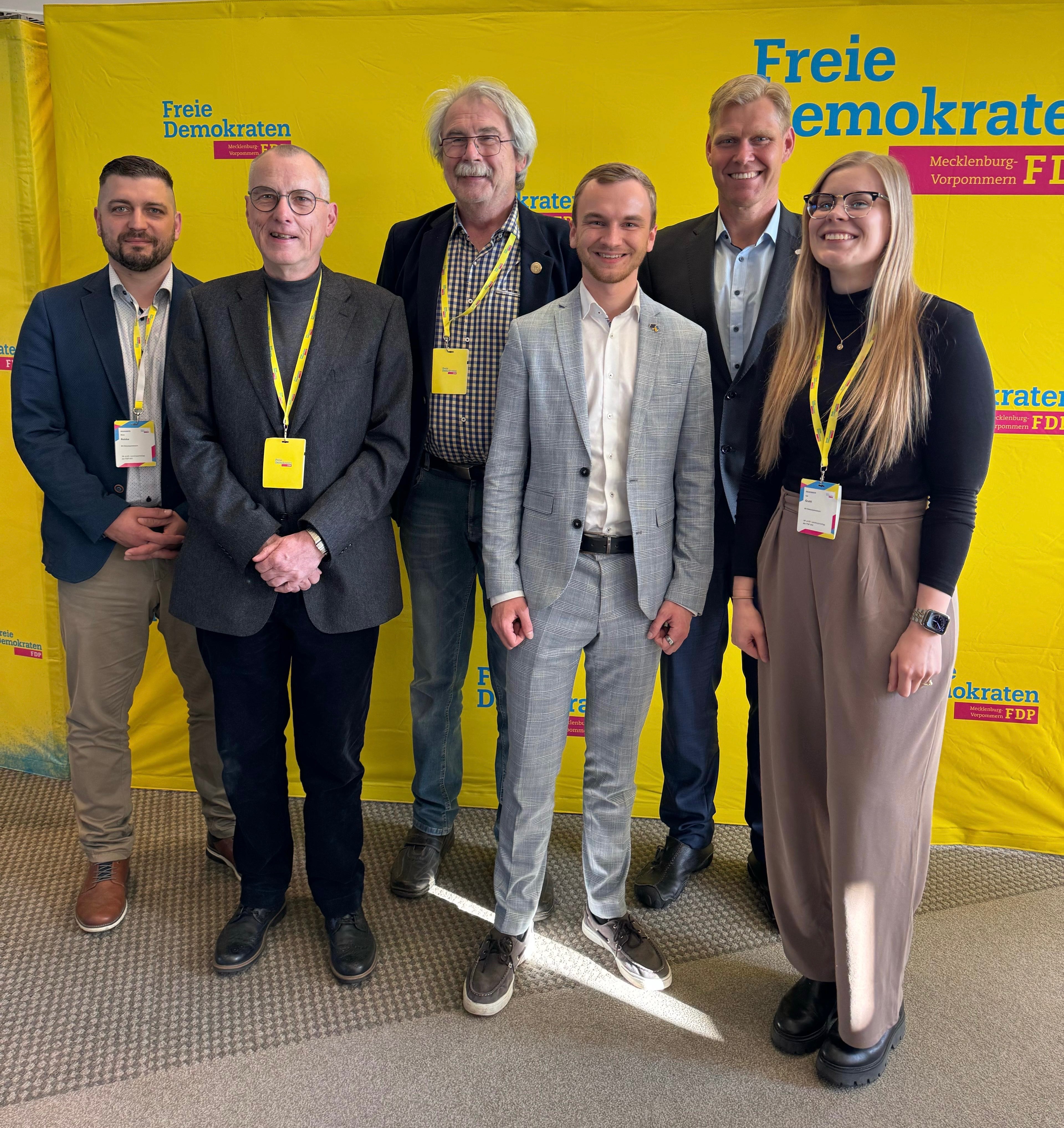 Unsere Delegierten auf dem Landesparteitag in Linstow. (vl) Nico Reinke, Detlef Wagner, Bernd Lange, Niklas Wagner, Christian Bartelt, Lia Grahl.