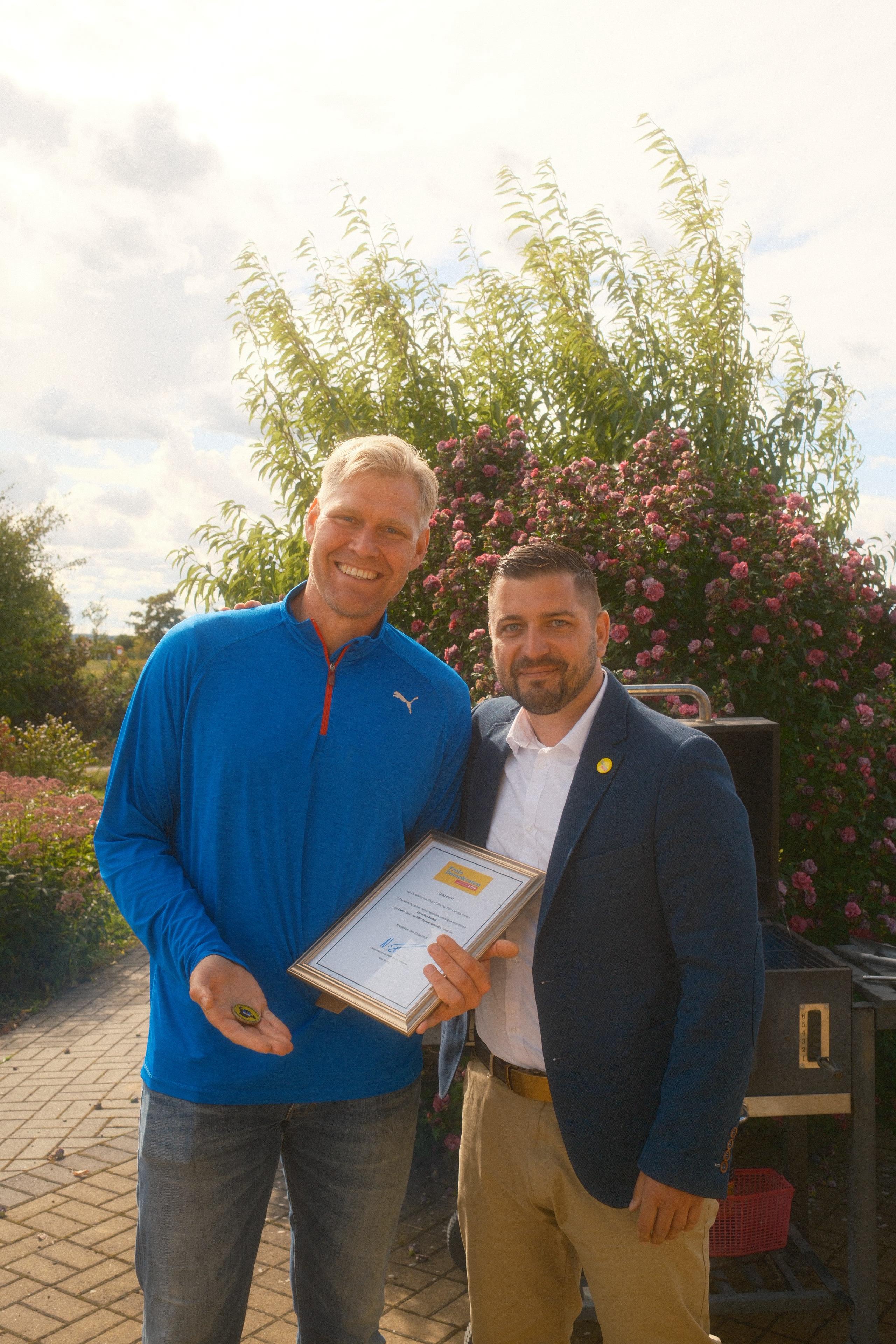 Christian Bartel erhält den Ehren Coin der FDP OVP vom Kreisvorsitzenden Nico Reinke